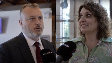 Minister práce Milan Krajniak na rozhovore pre Startitup sa pozerá s vážnym výrazom v NRSR. Nezaradená poslankyňa Katarína Hatráková s úsmevom odpovedá na otázku Startitup.