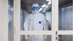 lekár v ochranom obleku