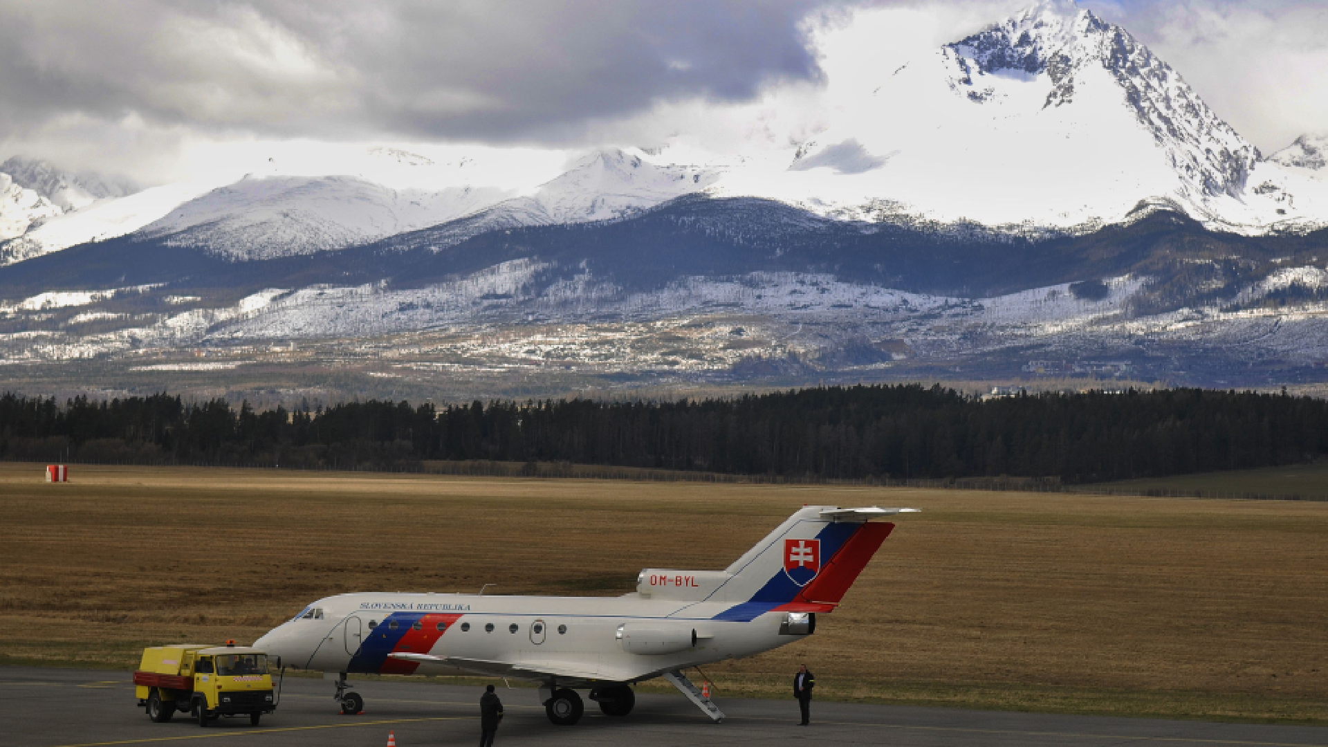 lietadlo v poparde s tatrami v pozadí 