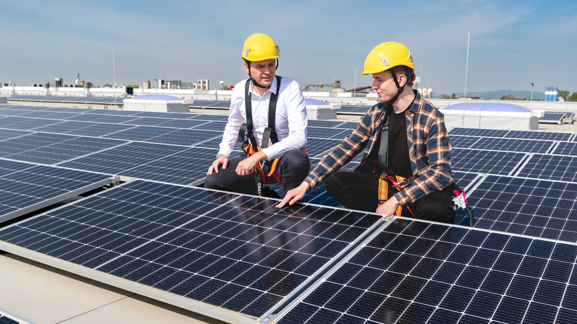 Na snímke pracovníci na budove firmy Lidl.
