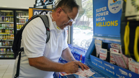 hráč vypĺňa tiket lotérie mega milions