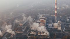 Obrovská rafinéria na spracovanie ropy s priemyselným objektom