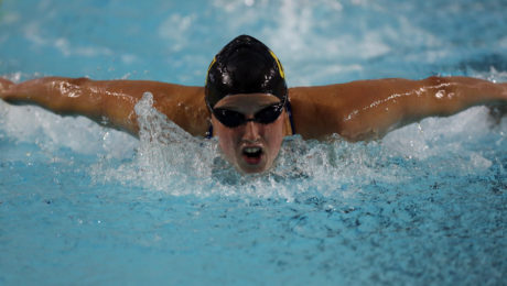 Mary-Sophie Harveyová pláva