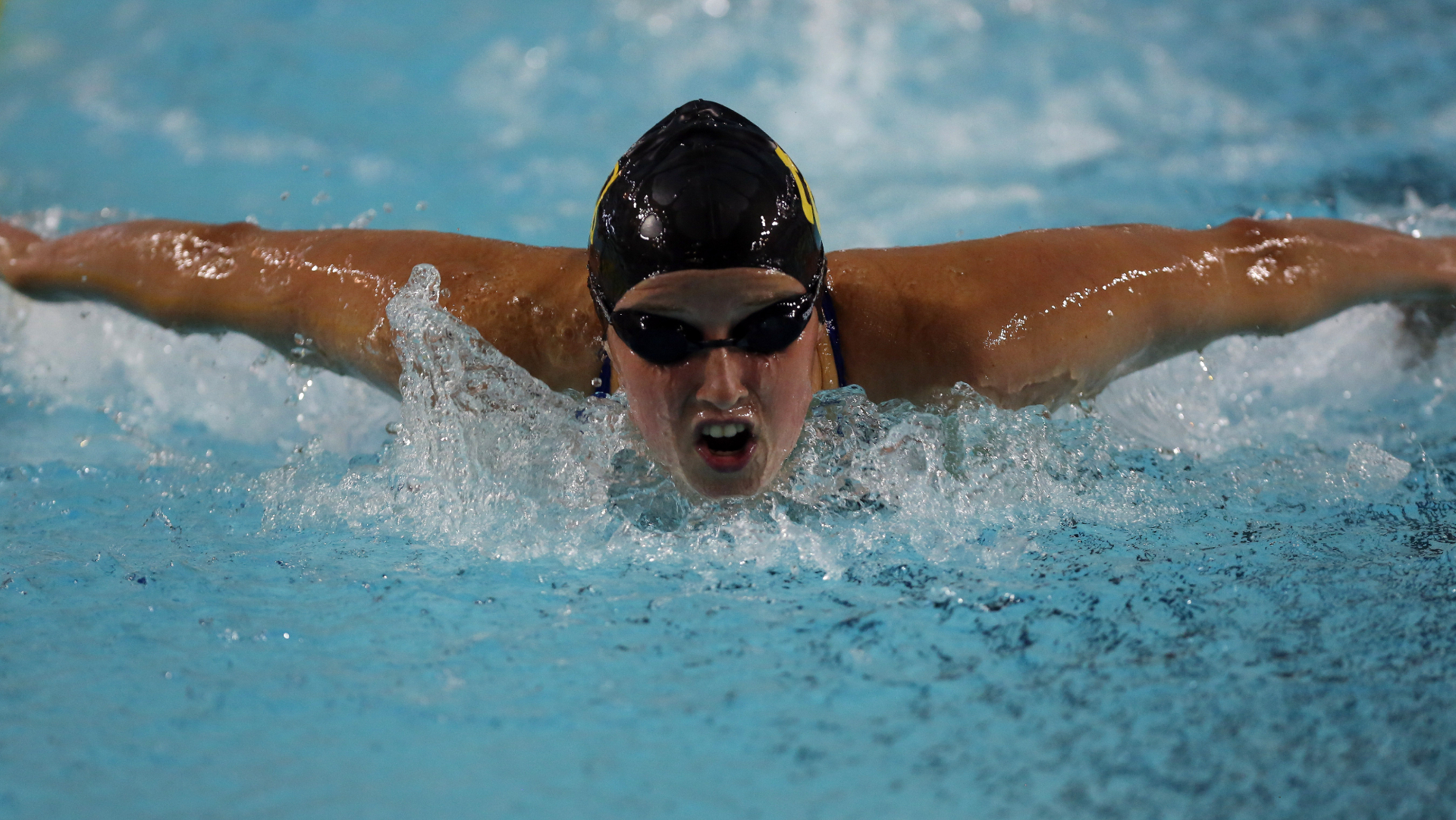 Mary-Sophie Harveyová pláva