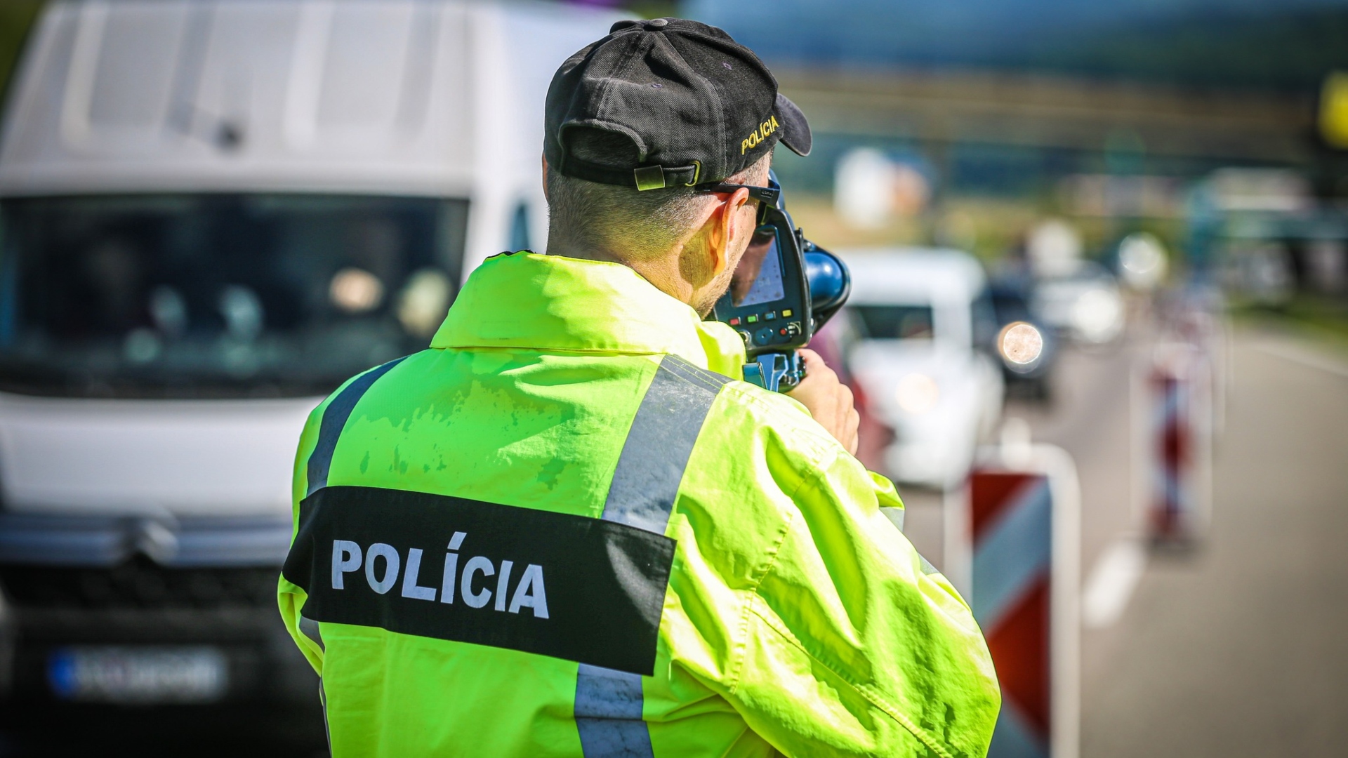 Na snímke policajt, ktorých meria rýchlosť vozidiel.