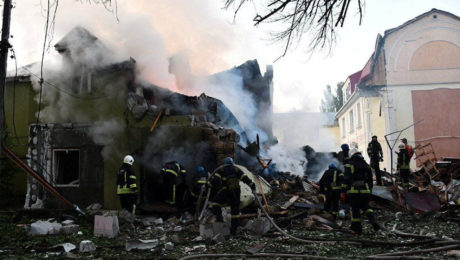 Na trosky zničená budova domu v Mykolajive. Zasahujú hasiči