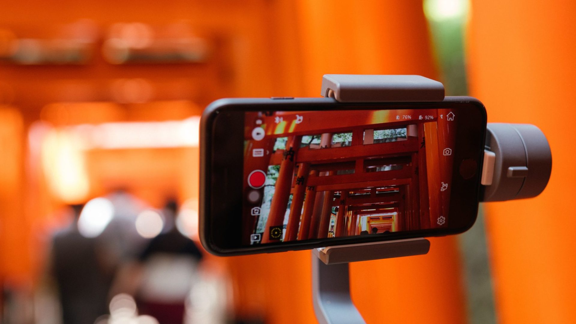 mobil cez ktorý sa natáča video pripevnený na stojane