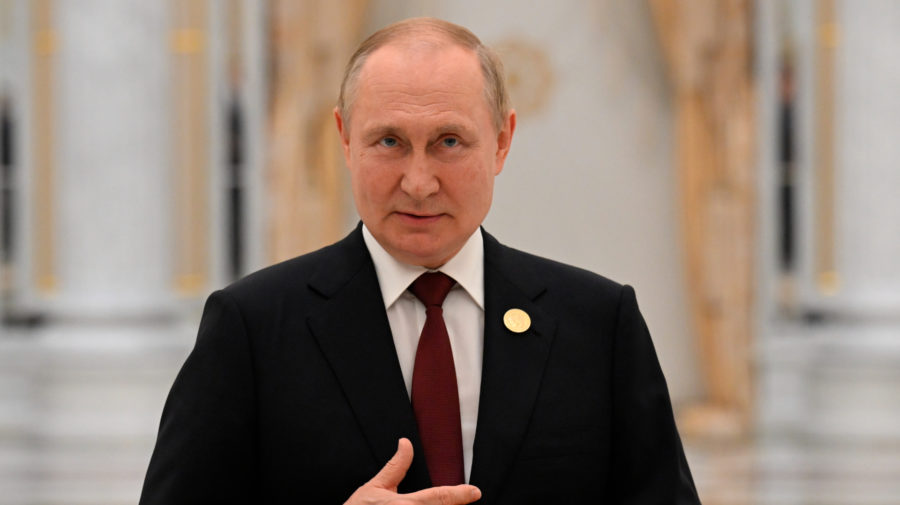 ruský prezident putin sa usmieva v obleku