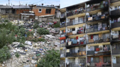 Zničený rómsky dom v zlom stave, neporiadok a smeti. Bytovka v Luníku IX, ktorá chátra