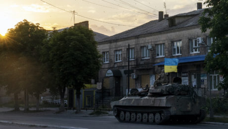 Tank prechádza ulicou v doneckej oblasti na Ukrajine