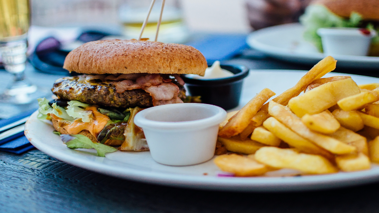 hamburger, dipy a hranolky v reštaurácií