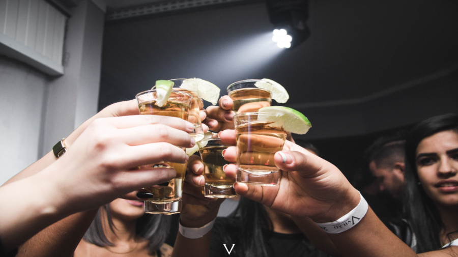 mladí ľudia si na párty pripíjajú s alkoholickým nápojom