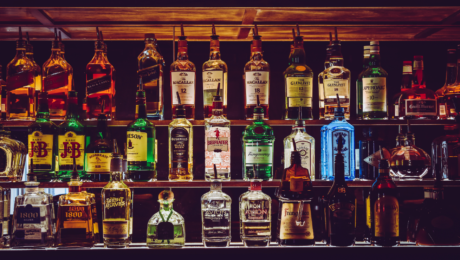 na poličkách v bare sú položené rôzne alkoholické nápoje