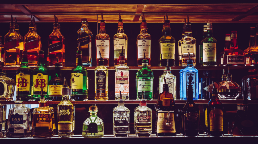 na poličkách v bare sú položené rôzne alkoholické nápoje
