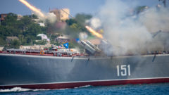 Deň námorníctva v Sevatopoli v roku 2015. Ruská vojenská loď páli rakety