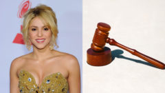 Speváčka Shakira sa usmieva do kamery, ide pred súd