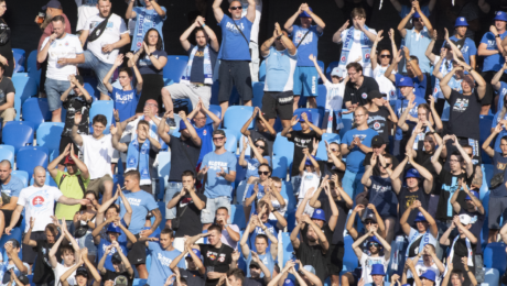 fanúšikovia slovana povzbudzuúci ich tím na zápase