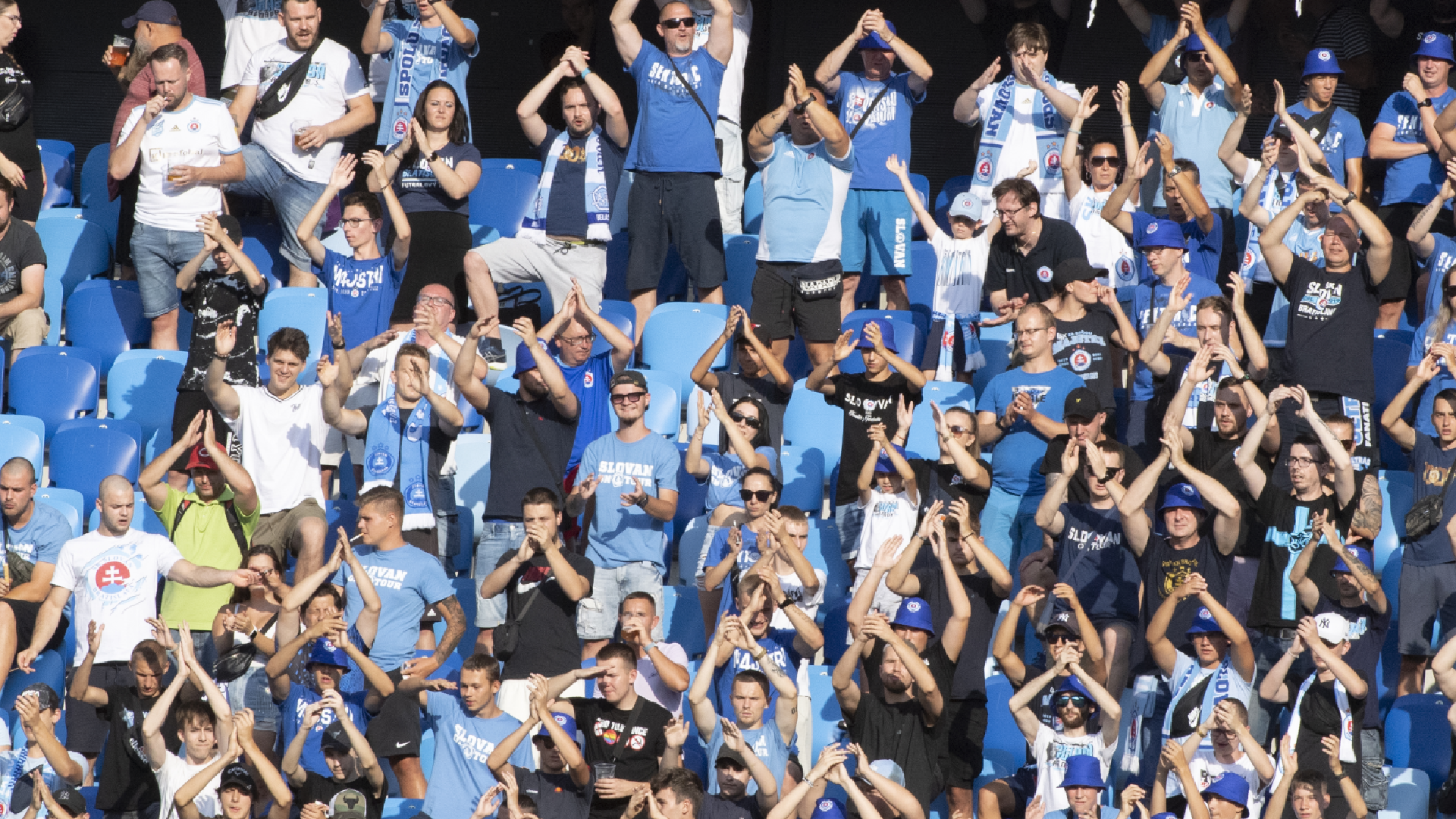 fanúšikovia slovana povzbudzuúci ich tím na zápase