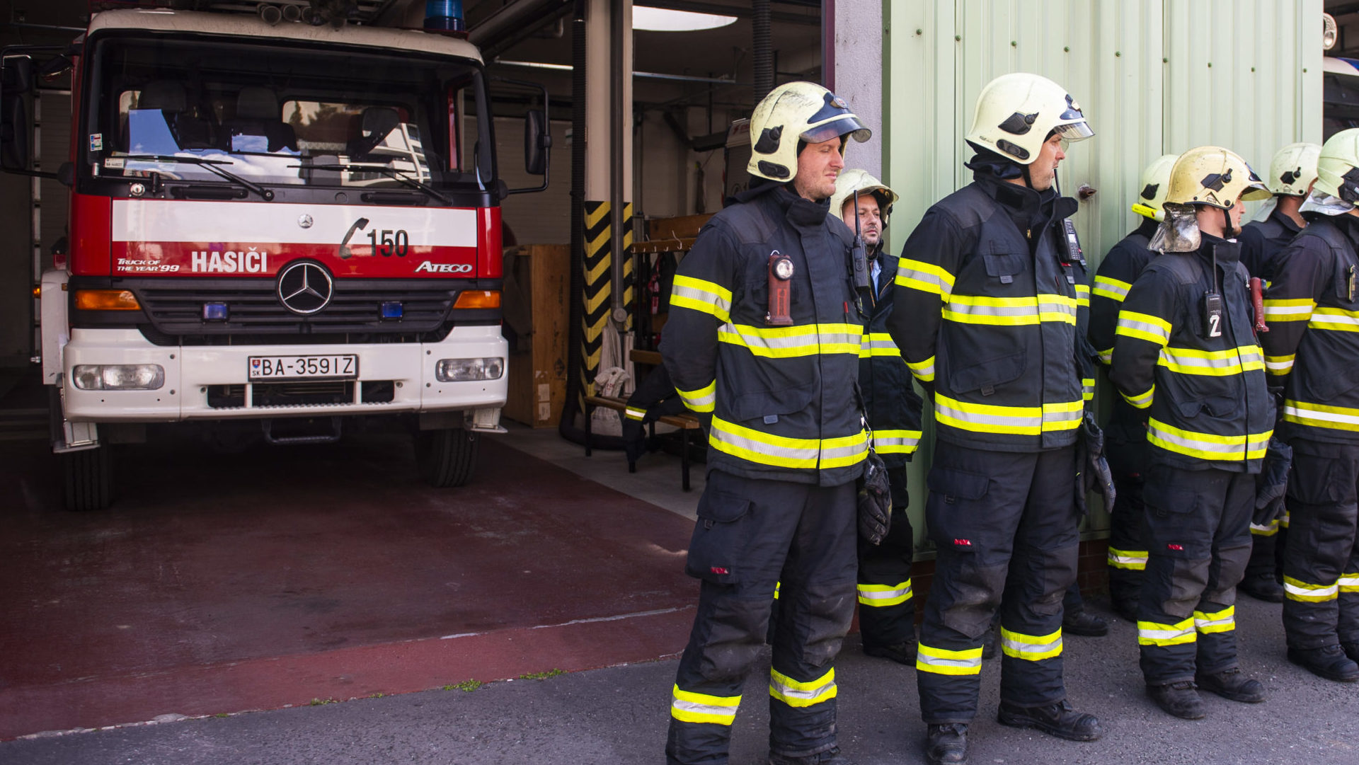 slovenskí hasiči stojaci v zástupe