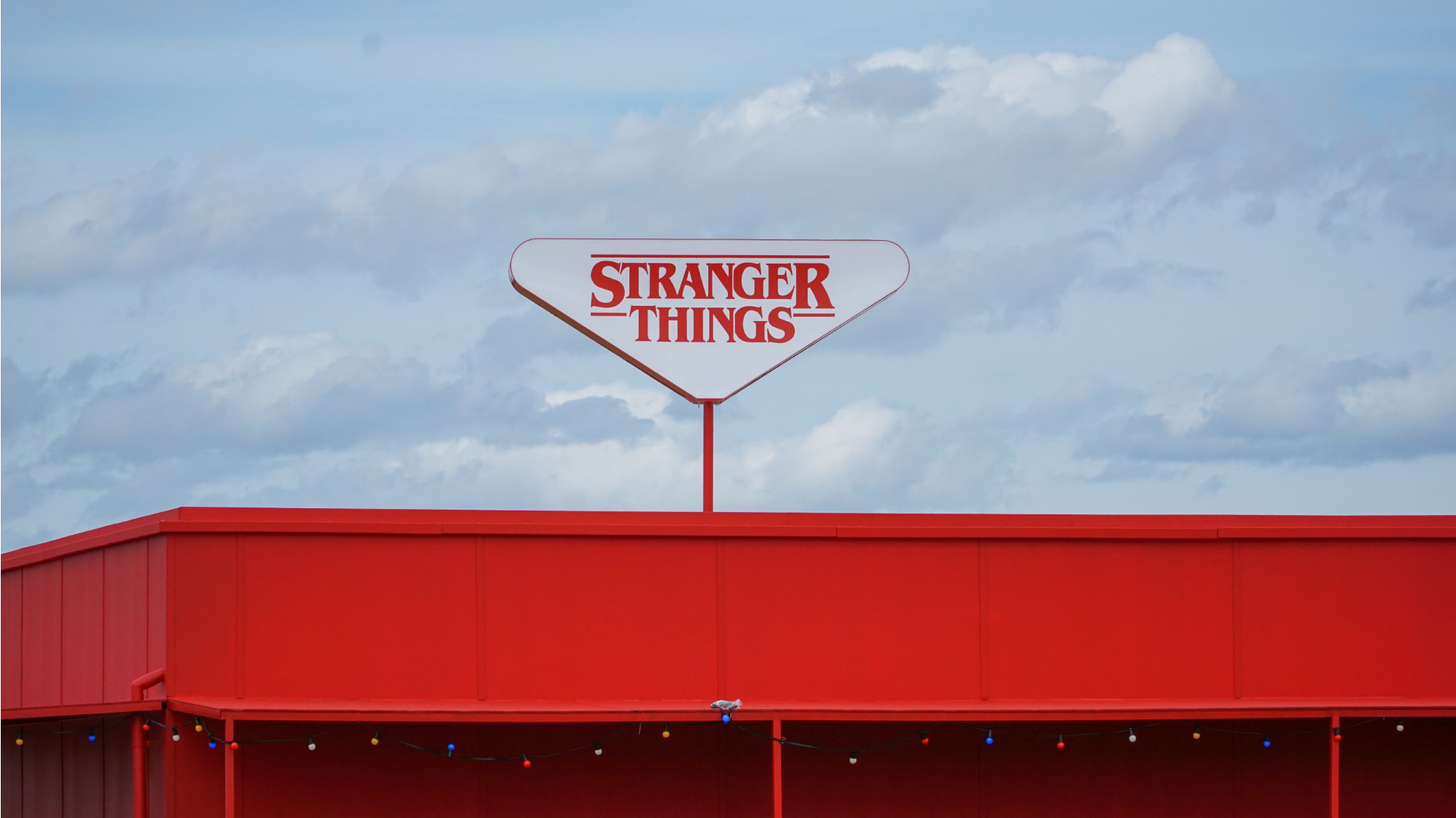 značka nad budovou s nápisom stranger things