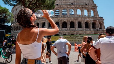 Na snímke žena, ktorá pije v horúčavách vodu.
