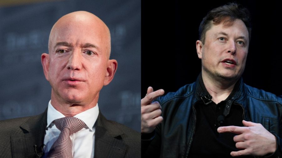Na snímke Elon Musk a Jeff Bezos.