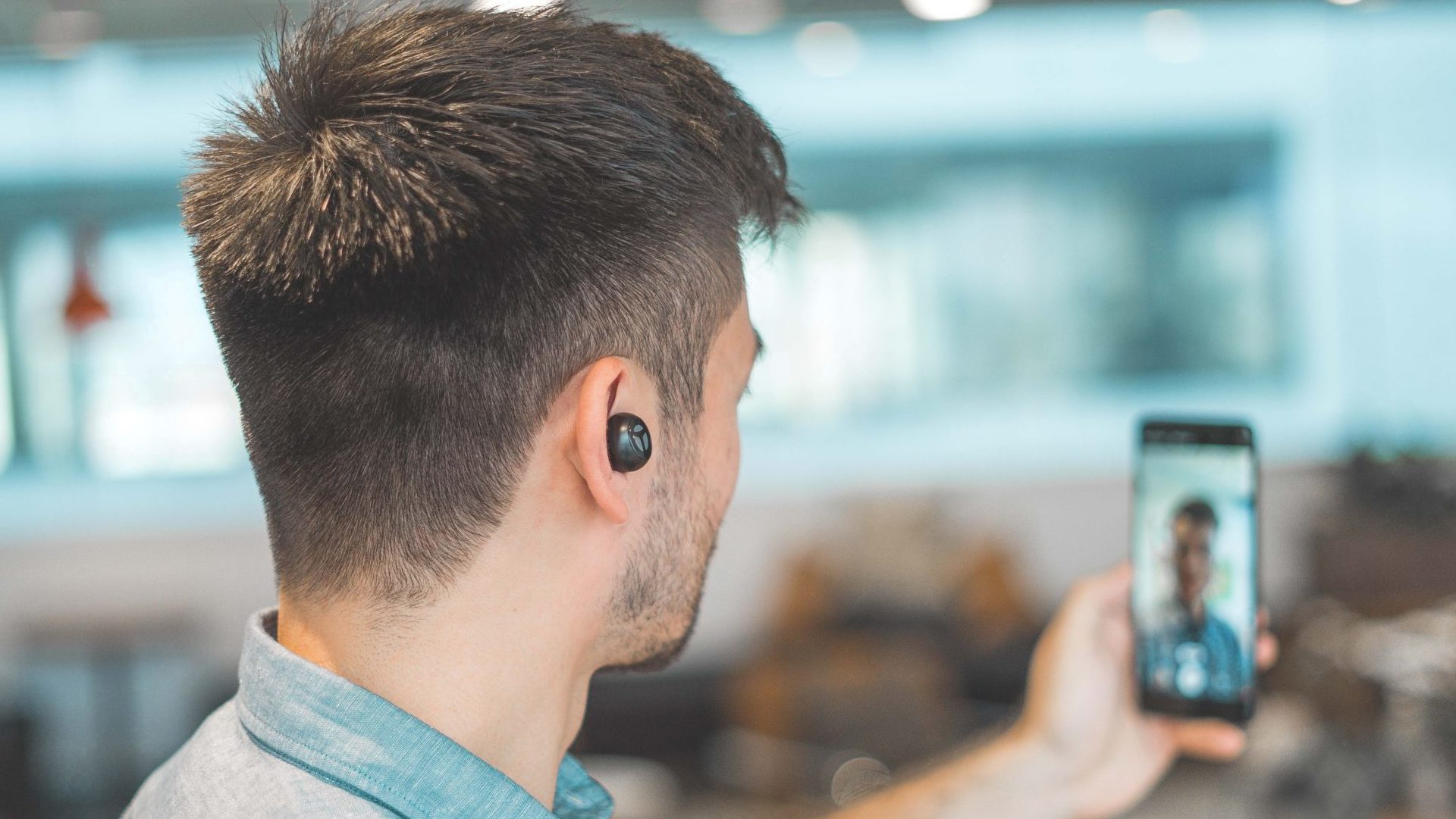 muž natáčajúci sa na tiktok