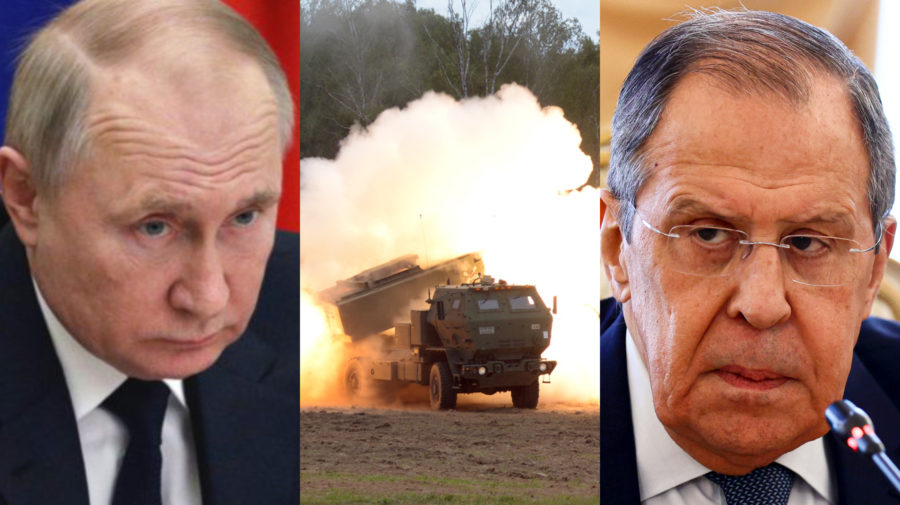 Ruský prezident Vladimir Putin znepokojene hľadí na americké systémy HIMARS. Z druhej strany sedí rozzúrený minister zahraničia Sergej Lavrov.