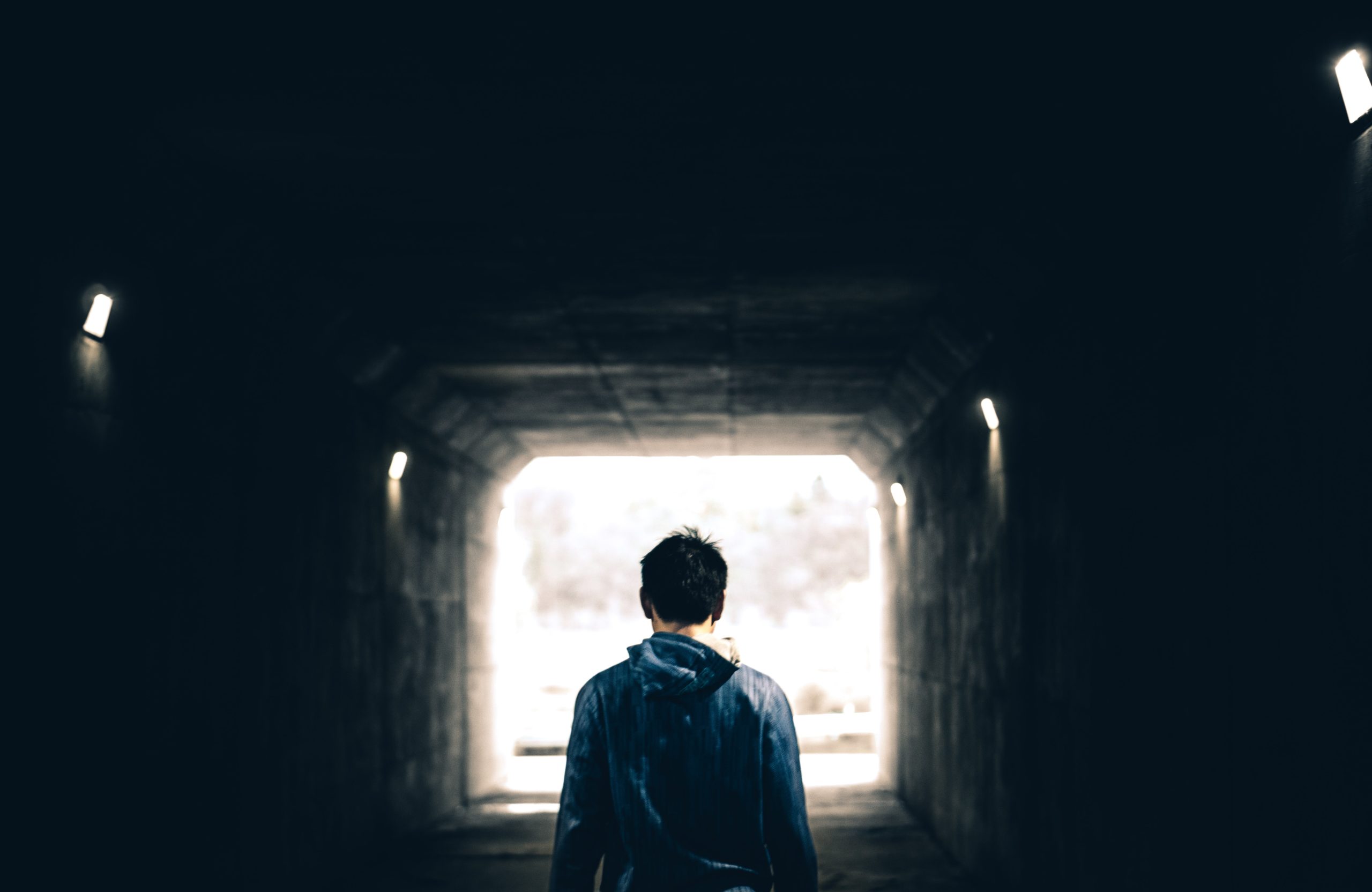 Mladý muž prechádza cez tunel