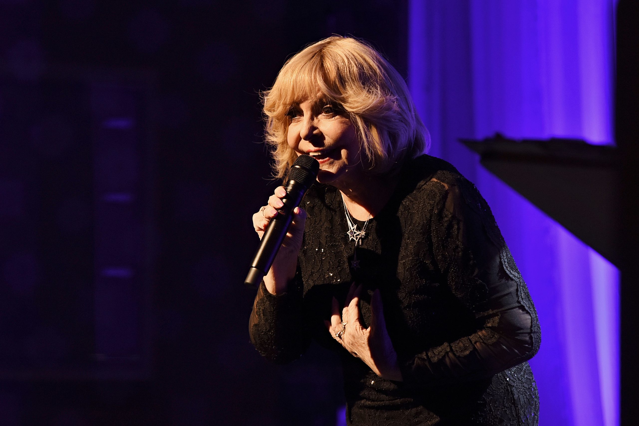 Speváčka Hana Zagorová na koncerte spieva do mikrofónu