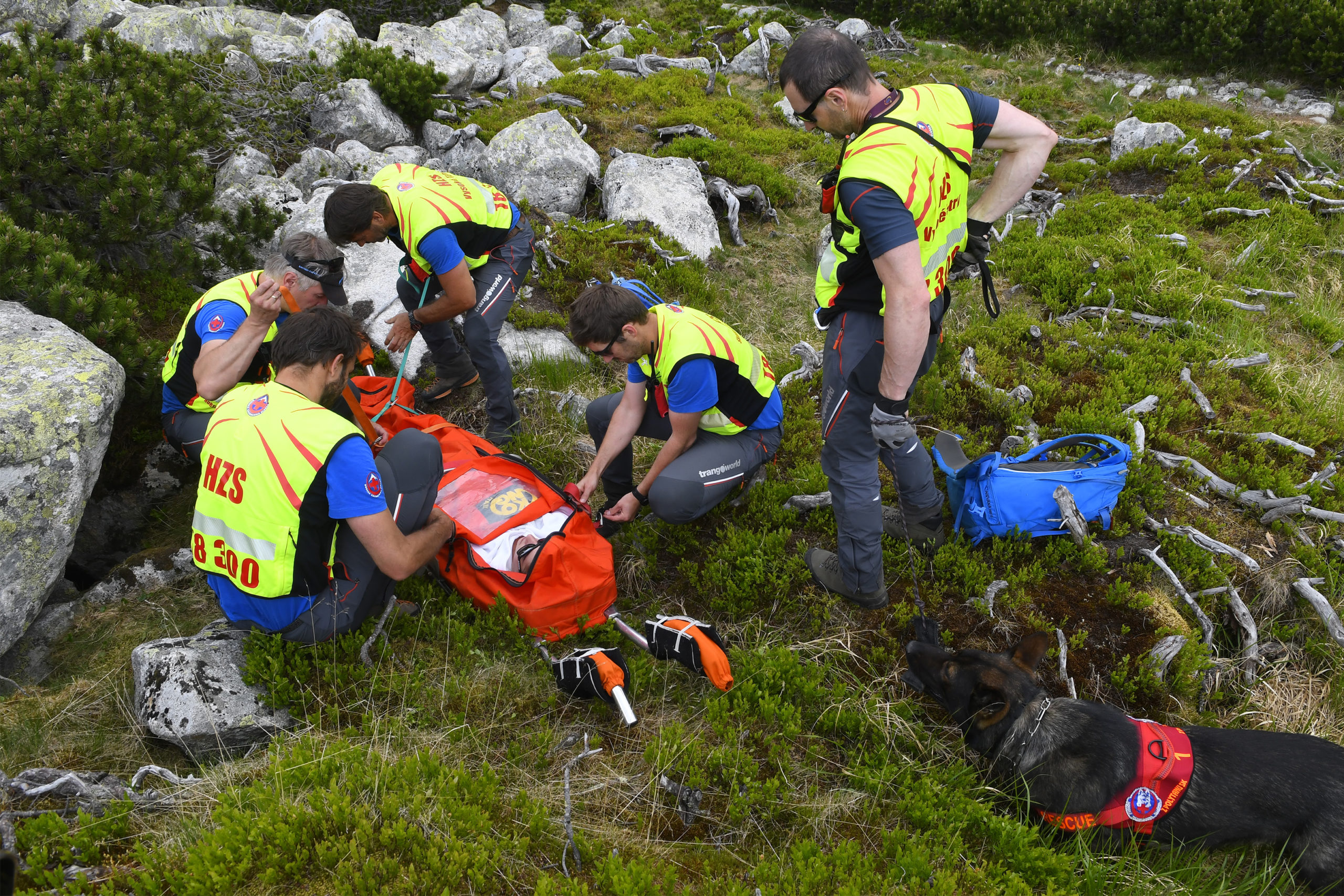 Na snímke horskí záchranári sa pripravujú na transport zranenej osoby
