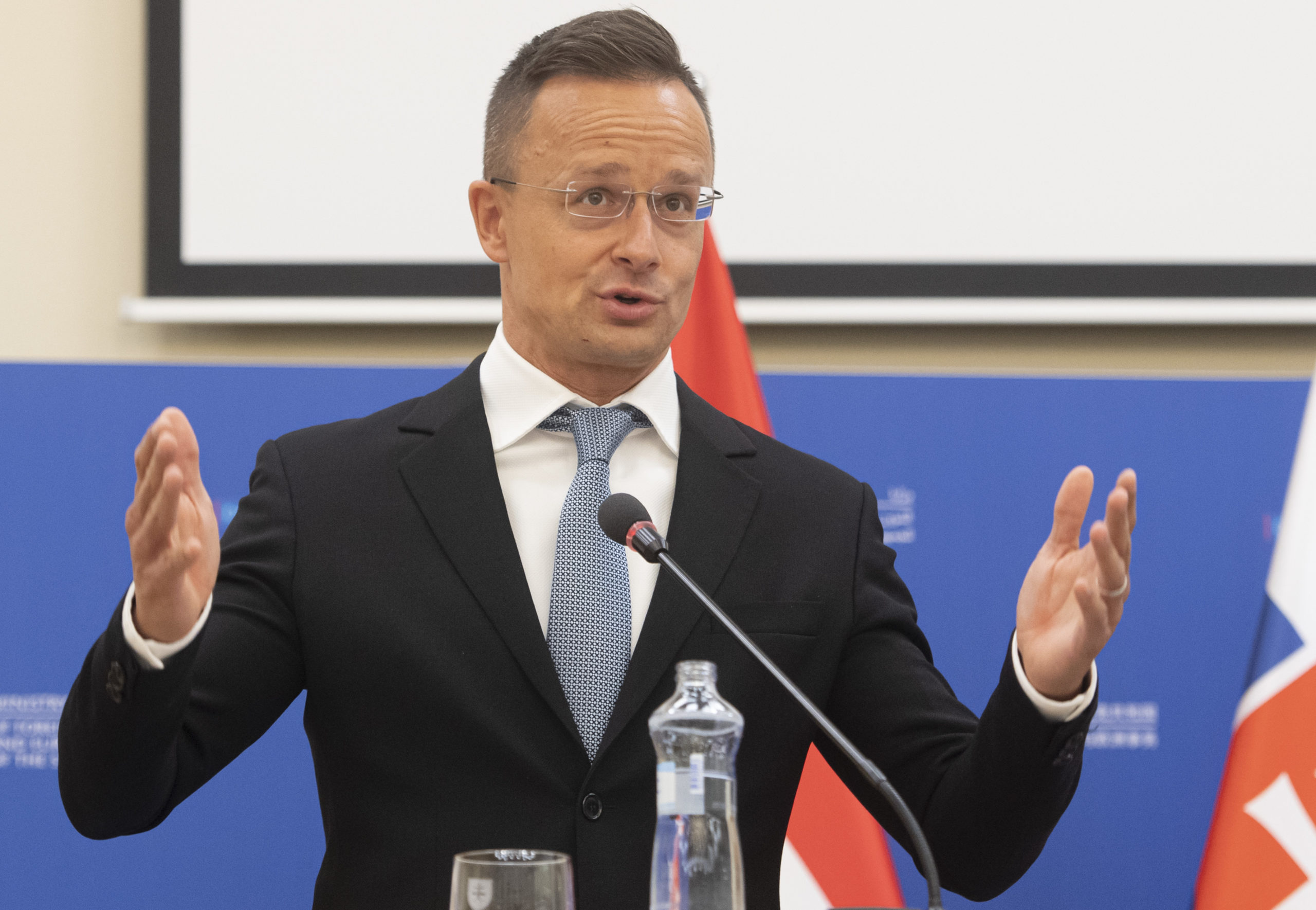 Na snímke minister zahraničných vecí Maďarska Peter Szijjártó počas tlačovej konferencie. 