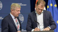 Na snímke zľava minister zdravotníctva SR Vladimír Lengvarský, minister financií SR Igor Matovič počas tlačovej konferencie na Úrade vlády SR, kde rokovali zástupcovia Lekárskeho odborového združenia (LOZ) spoločne s premiérom SR Eduardom Hegerom o platových podmienkach pre zdravotníkov 19. augusta 2022 v Bratislave.