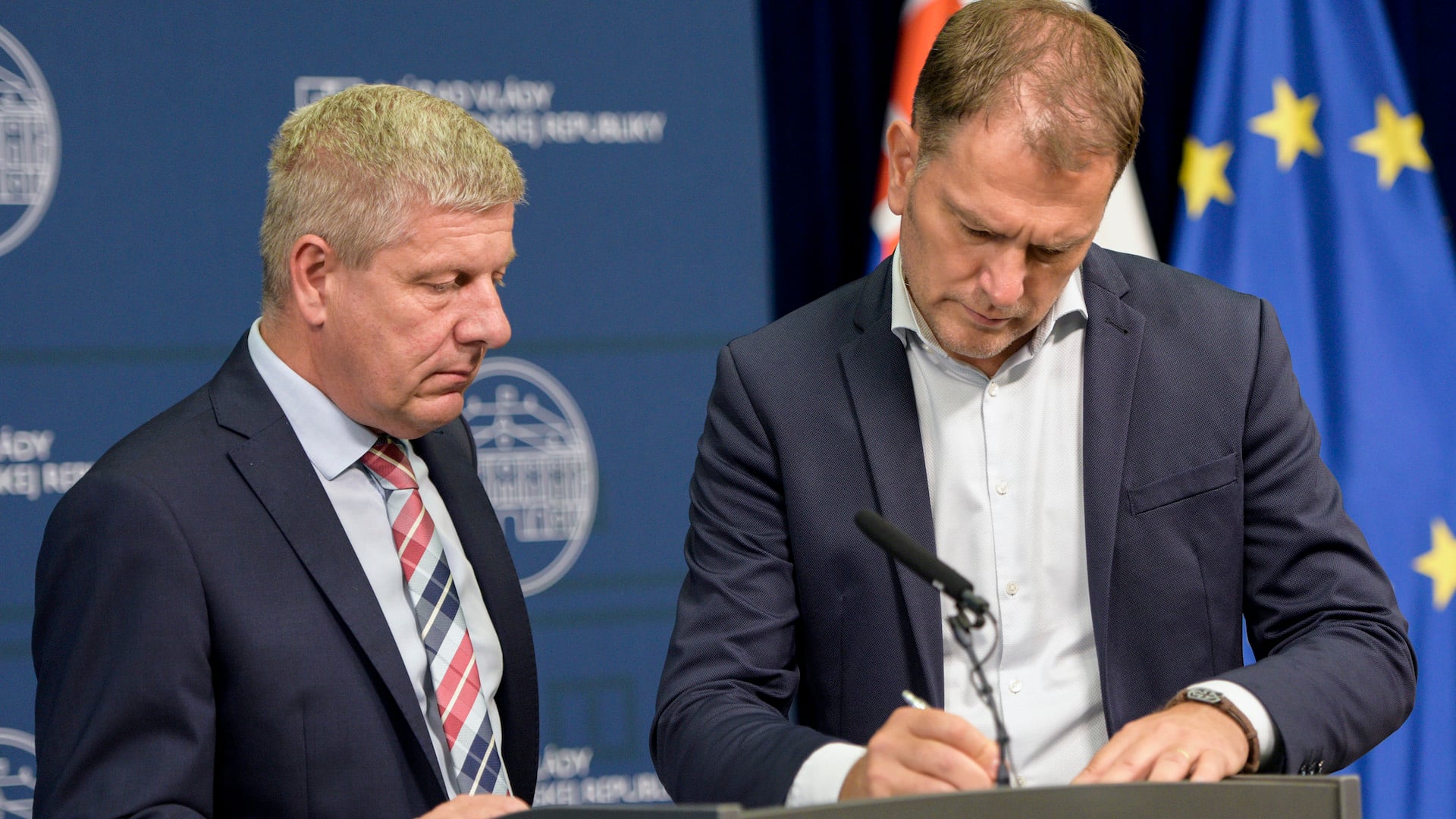 Na snímke zľava minister zdravotníctva SR Vladimír Lengvarský, minister financií SR Igor Matovič počas tlačovej konferencie na Úrade vlády SR, kde rokovali zástupcovia Lekárskeho odborového združenia (LOZ) spoločne s premiérom SR Eduardom Hegerom o platových podmienkach pre zdravotníkov 19. augusta 2022 v Bratislave.