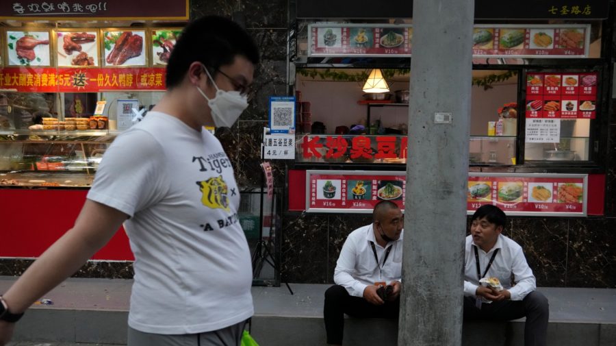 Na snímke je muž na trhu v Číne.