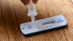 Na snímke test na covid.