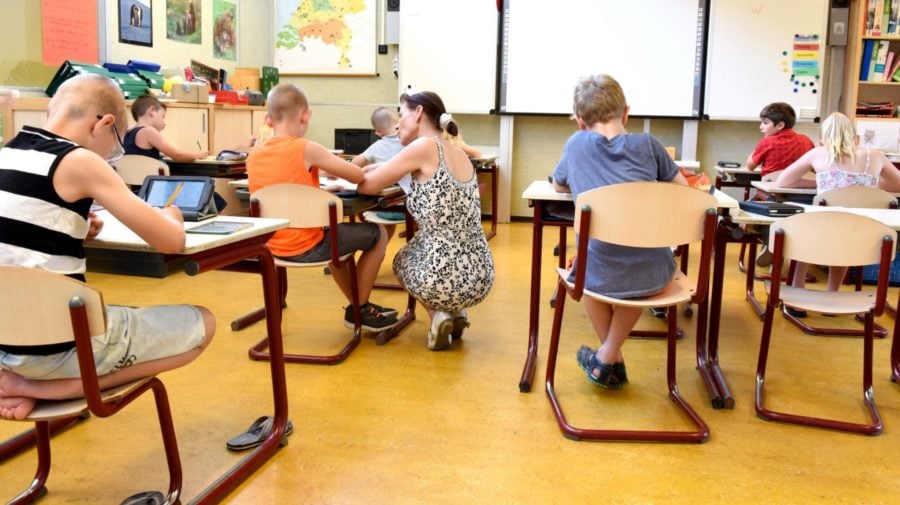 Na snímke sú žiaci v triede.