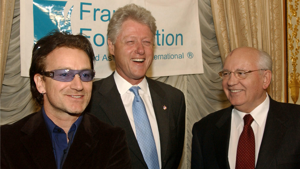 Bono Vox, Bill Clinton a Michail Gorbačov na charitatívnom evente 