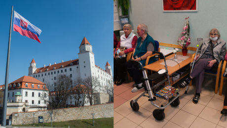 Bratislavský hrad sa týči nad Bratislavou, vo vzduchu veje slovenská vlajka. Dôchodcovia sedia na lavičke a stoličkách.