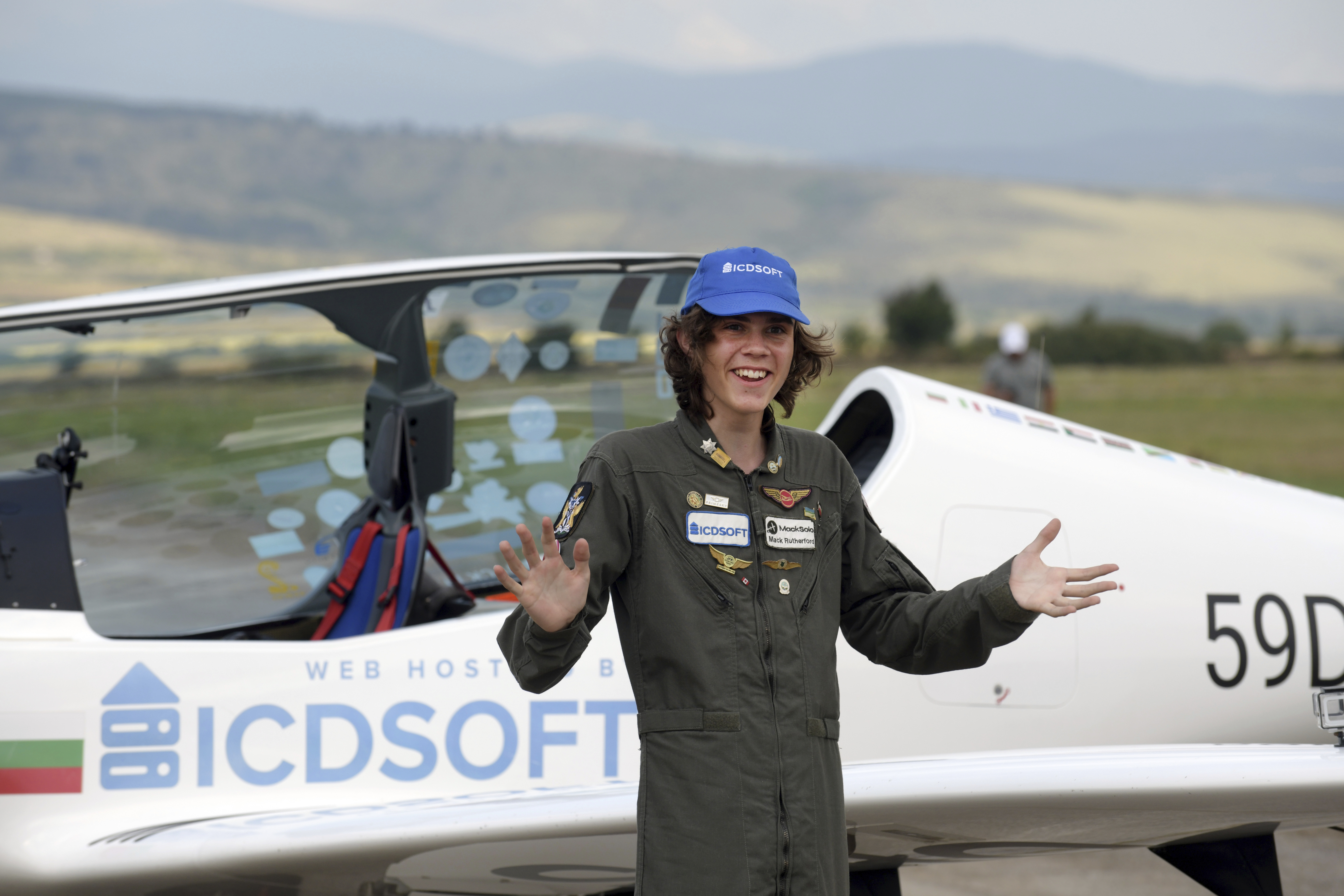 Na snímke je Mack Rutherford, ktorý obletel svet, so svojim lietadlom