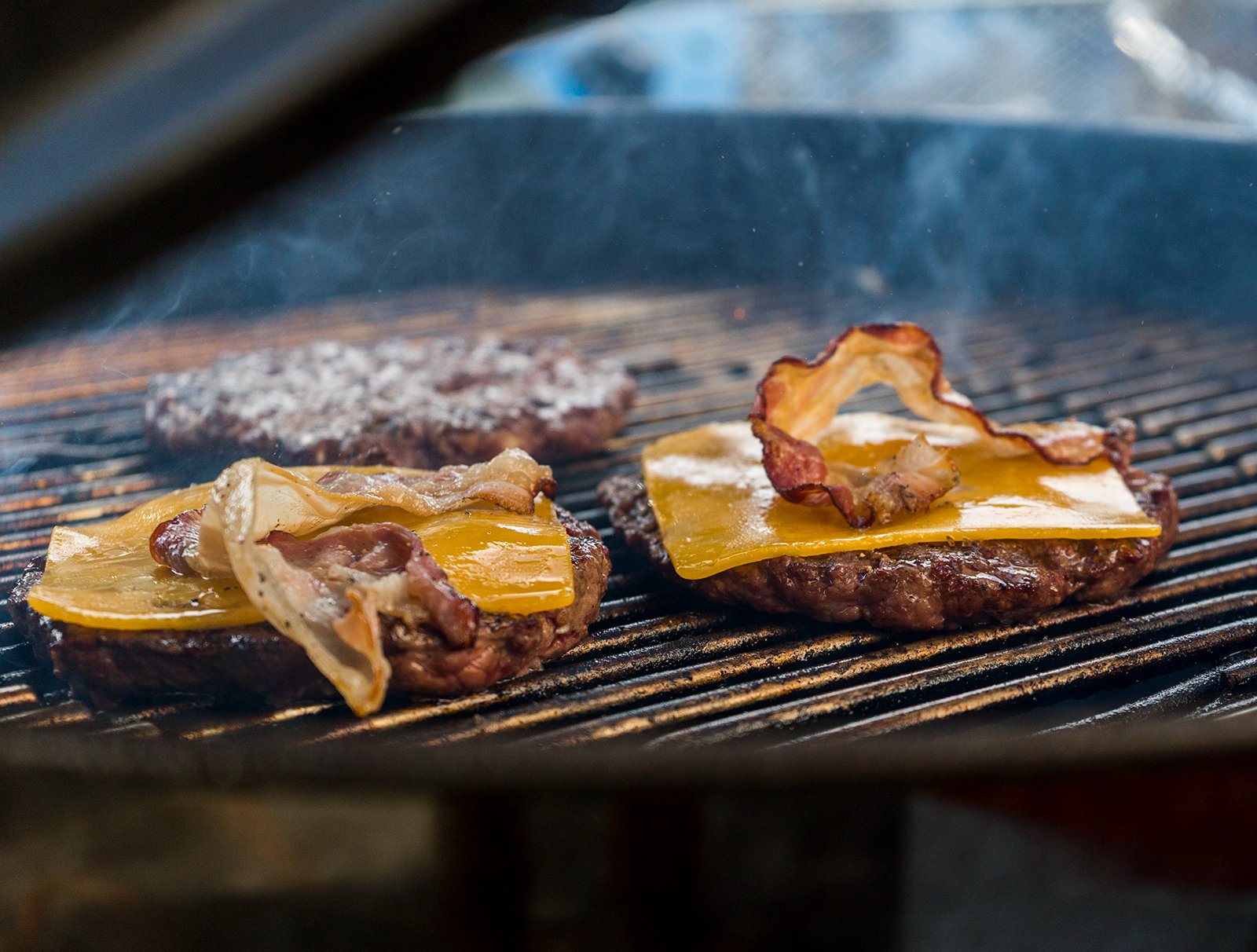 príprava burgru na grille