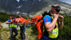 Na snímke horskí záchranári sa pripravujú na transport zranenej osoby