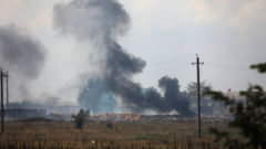 Dym stúpa nad miestom výbuchu v muničnom sklade ruskej armády pri obci Majskoje na Kryme v utorok 16. augusta 2022.