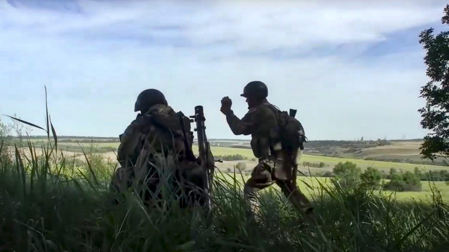 Ruskí vojaci strieľajú z mínometu zo svojej pozície na neznámom mieste na Ukrajine