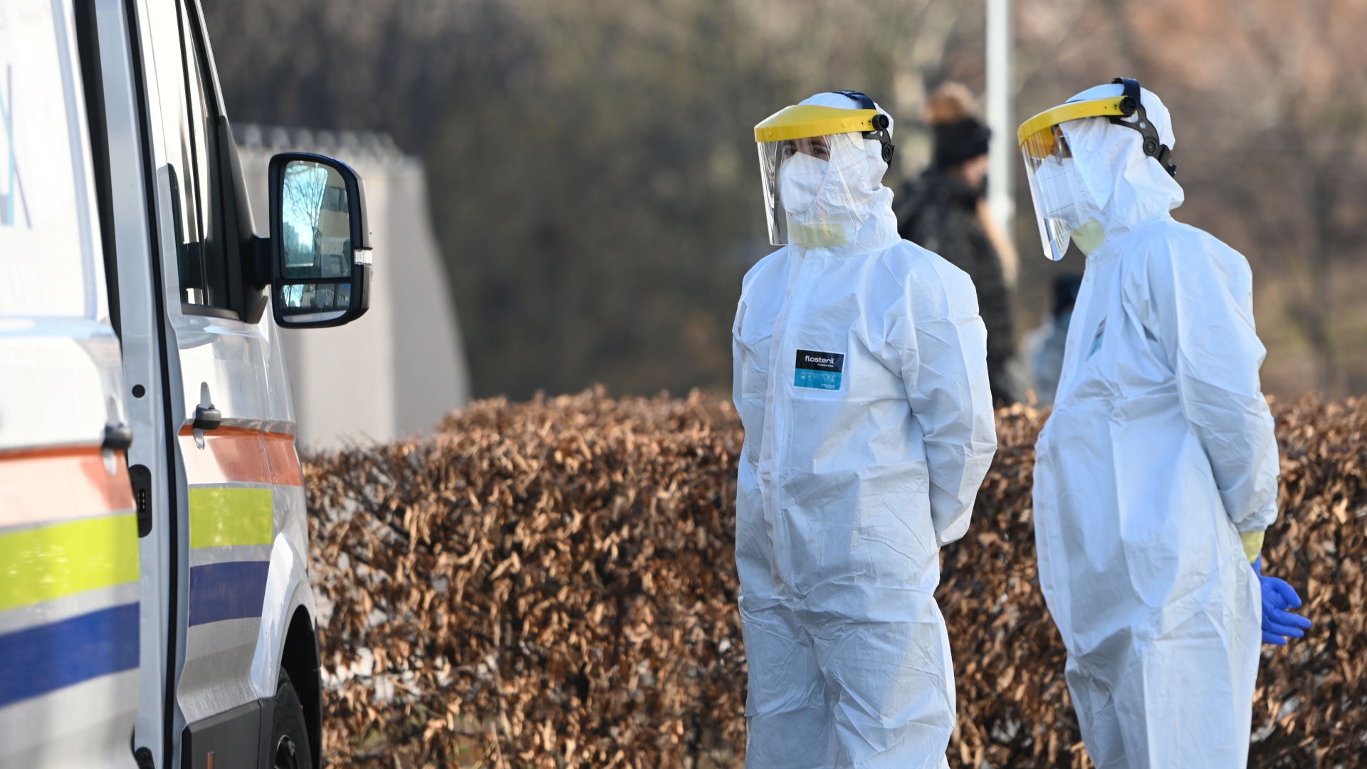 NA SNˇIMKE ZDravotníci v ochranných oblekoch.