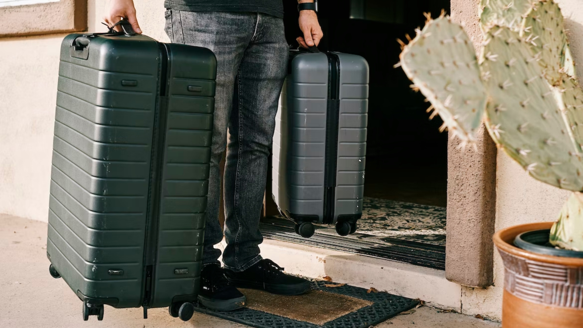 Na snímke je muž s kuframi.