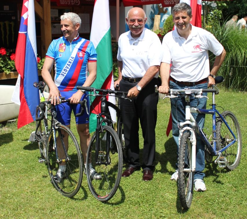 Ministri zahraničných vecí (zľava: Mikuláš Dzurinda (predseda SDKÚ-DS, minister zahraničných vecí SR), János Martonyi (minister zahraničných vecí Maďarskej republiky), Michael Spindelegger (minister zahraničných vecí Rakúska)) pózujú s bicyklami po absolvovaní cyklotúry na podporu Dunajskej stratégie.