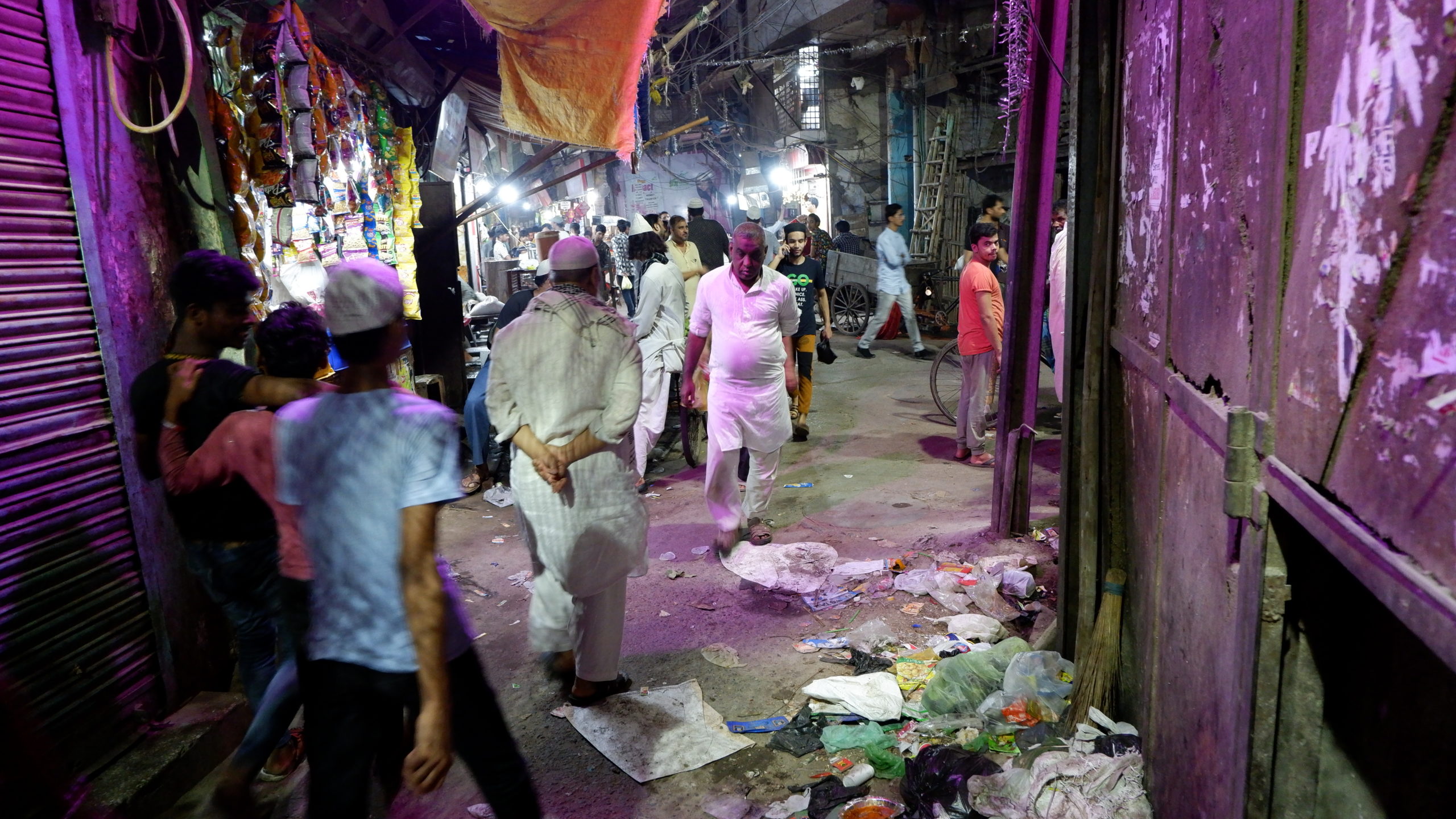 Indovia sa prechádzajú rušnou a špinavou nočnou ulicou