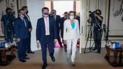 Predsedníčka americkej Snemovne reprezentantov Nancy Pelosiová (vpravo) a podpredseda taiwanského parlamentu Cchaj Čch'-čchan prichádzajú na stretnutie v Tchaj-peji na Taiwane 3. augusta 2022. Pelosiová pricestovala v utorok na Taiwan aj napriek vyhrážkam Číny pred "vážnymi dôsledkami" takejto návštevy. Čína v utorok kritizovala "extrémne nebezpečné" kroky Spojených štátov na Taiwane.