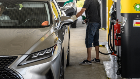 Muž tankuje na benzínke